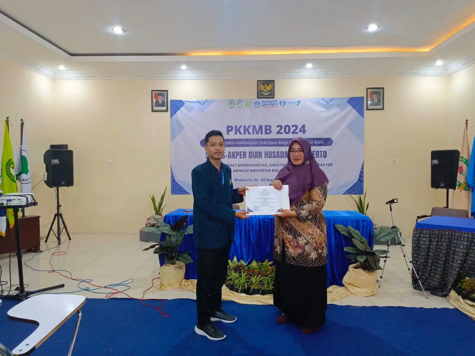 Penyerahan sertifikat Ketua Pelaksana PKKMB 2024